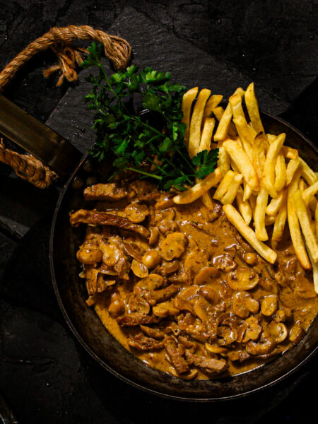 Creamy beef and mushrooms served with crispy chips
