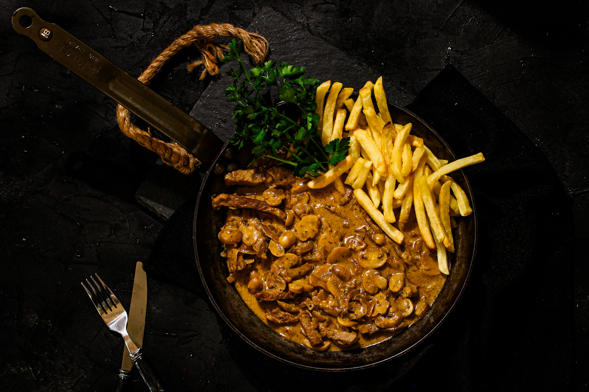 Creamy beef and mushrooms served with crispy chips